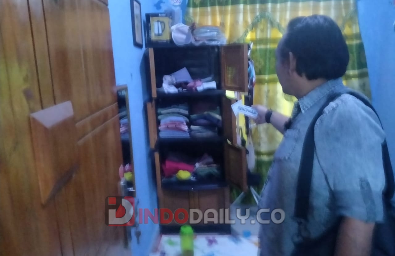 Petugas Piket Reskrim, SPKT, Polsek, dan Inafis Polrestabes Palembang saat olah TKP di kediaman Mahmudie, warga Lorong Hodijah, Silaberanti Palembang