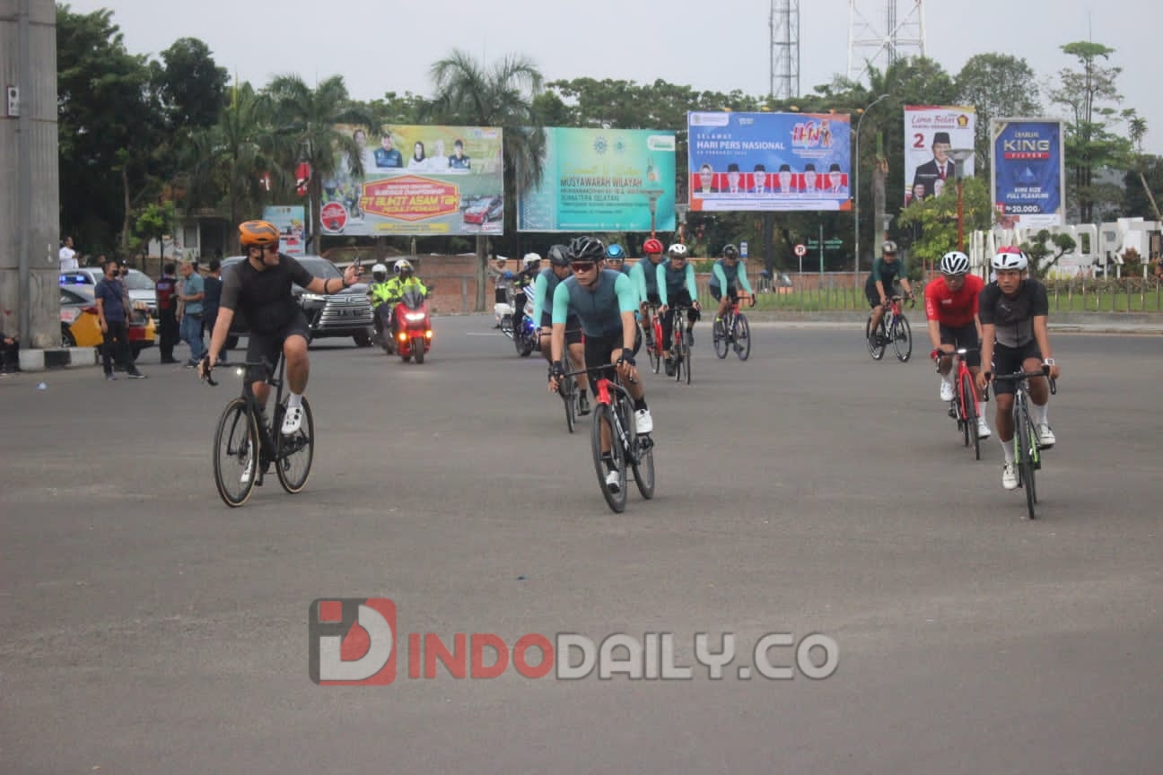 Wakapolri, Irwasum didampingi Kapolda Sumsel, Kapolrestabes dan jajaran saat olahraga bersepeda di Seputaran kota Palembang Jumat (3/2/2023)