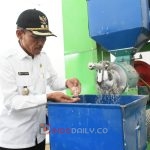 Wakil Bupati OKI, H. M. Dja'far Shodiq saat meresmikan penggulingan padi modern atau Rice Miling Unit (RMU) Gabungan Kelompok Tani (Gapokyan) Kumala Tani Desa Suka Mulya Kecamatan Air Sugihan, OKI, Kamis, (02/02)