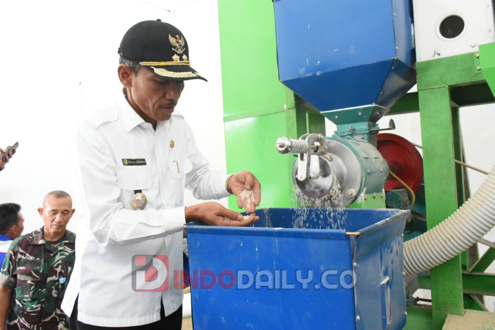 Wakil Bupati OKI, H. M. Dja'far Shodiq saat meresmikan penggulingan padi modern atau Rice Miling Unit (RMU) Gabungan Kelompok Tani (Gapokyan) Kumala Tani Desa Suka Mulya Kecamatan Air Sugihan, OKI, Kamis, (02/02)