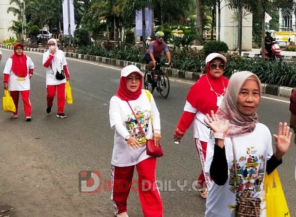 Para peserta jalan santai dalam rangkaian kegiatan HUT ke-8 Bank Mandiri Taspen yang berpusat di halaman DPRD Sumsel (Indodaily.co)