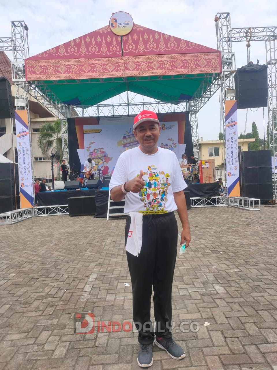 Riyanto, salah satu nasabah Bank Mandiri Taspen, hadir dalam kegiatan HUT ke-8 Bank Mandiri Taspen di halaman DPRD Sumsel (Indodaily.co)