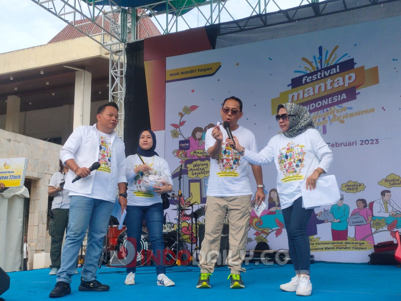 Direktur Utama Bank Mandiri Taspen Elmamber Sinaga mengundi pemenang Grandprize sepeda listrik, dalam puncak acara HUT ke-8 Bank Mandiri Taspen di halaman DPRD Sumsel (Indodaily.co)