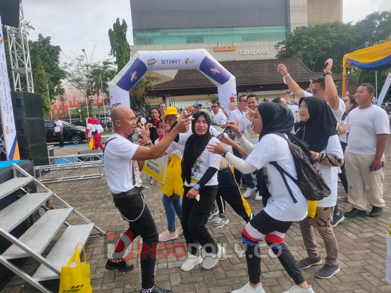 Band Kopral Jono turut meramaikan HUT ke-8 Bank Mandiri Taspen di halaman DPRD Sumsel (Indodaily.co)