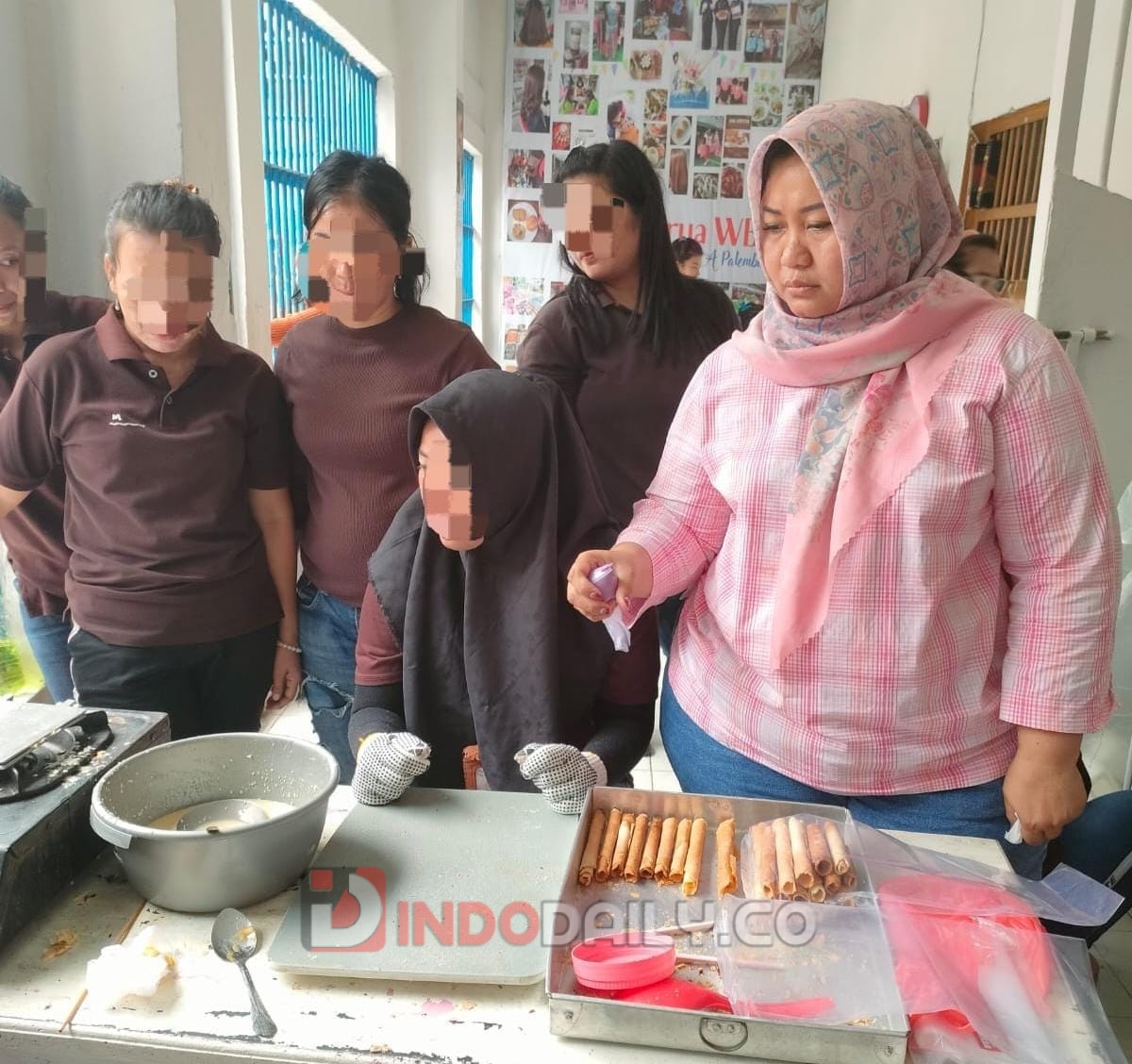 Lapas Perempuan Palembang saat memberikan pelatihan pembuatan kue Semprong ke WBP