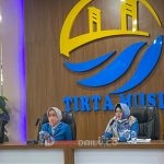 Sekretaris Perumda PDAM Tirta Musi, Rosiana SH MHum ketika menggelar konferensi pers di Ruang Rapat PDAM Tirta Musi, Senin (6/2/2023)