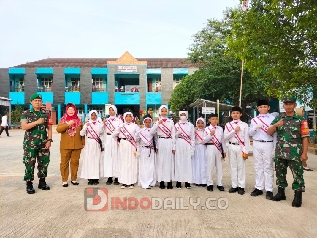 abinsa Kelurahan Talang Jambe Koramil 418-07/Sukarami, Serda Bimbi menjadi Pembina Upacara Bendera di Sekolah Dasar (SD) Negeri 134 Palembang, Senin (6/2/2023)