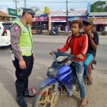 Satlantas Polres Ogan Ilir saat memberikan imbauan kepada pengendara lalu lintas dalam Operasi Keselamatan Musi 2023