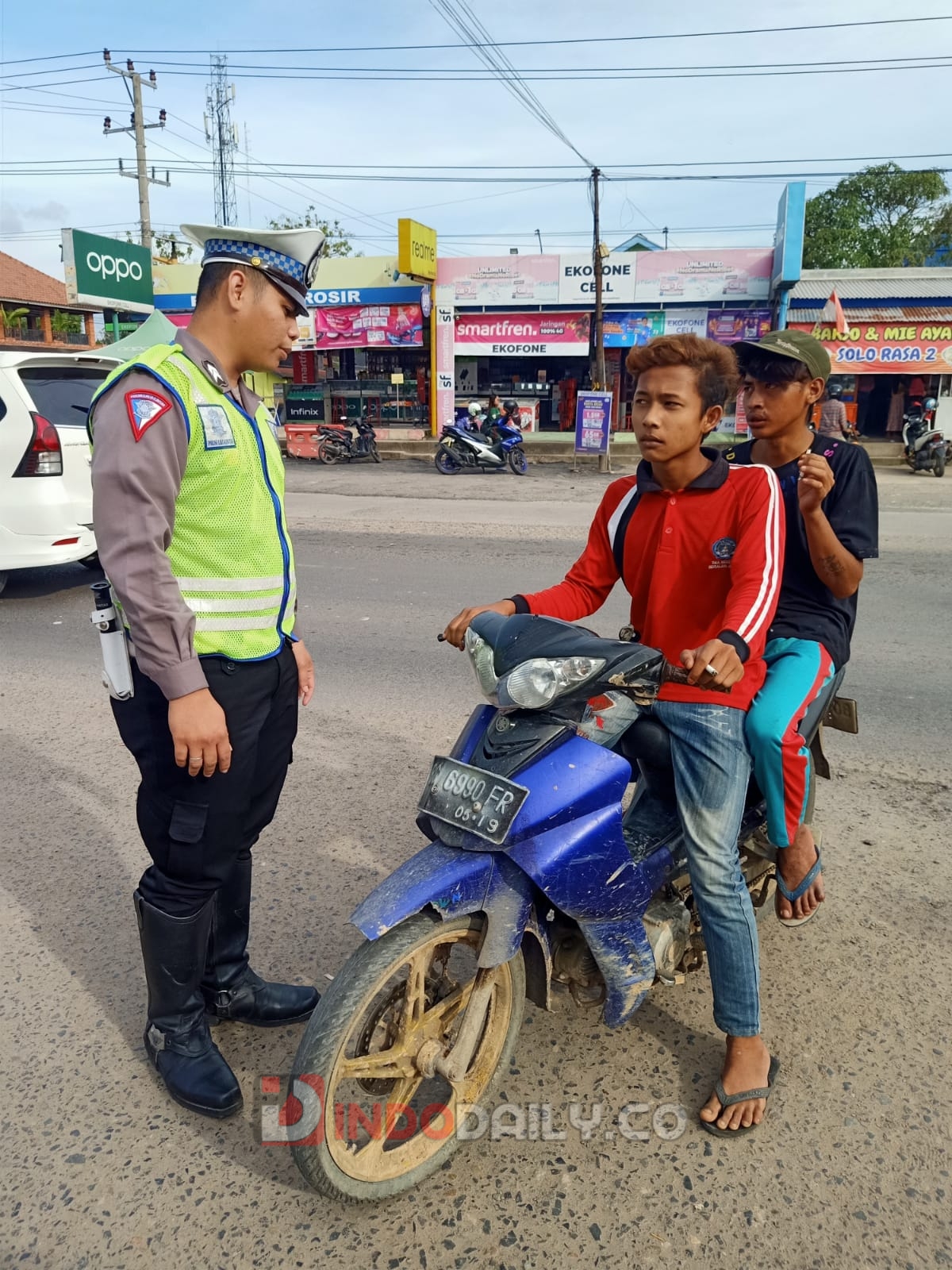 Satlantas Polres Ogan Ilir saat memberikan imbauan kepada pengendara lalu lintas dalam Operasi Keselamatan Musi 2023
