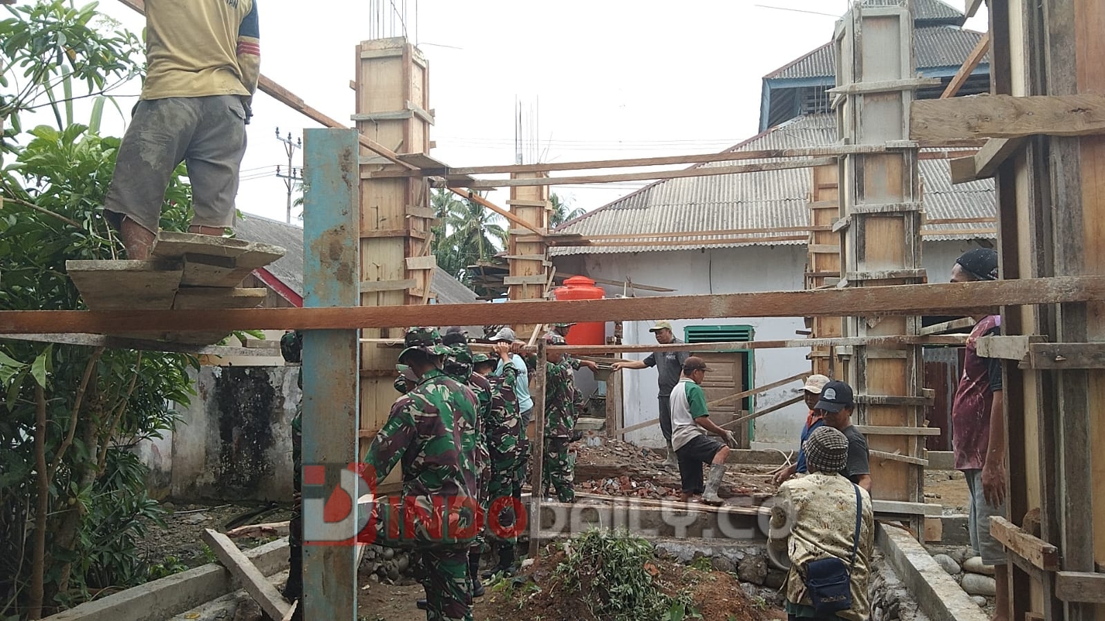Petugas Satlantas Polres Ogan Ilir memberi himbauan kepada pelanggar