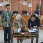 Penandatanganan perjanjian naskah kerjasama di Ruang Rapat Bende Seguguk I Pemkab OKI, Senin (6/2/2023)