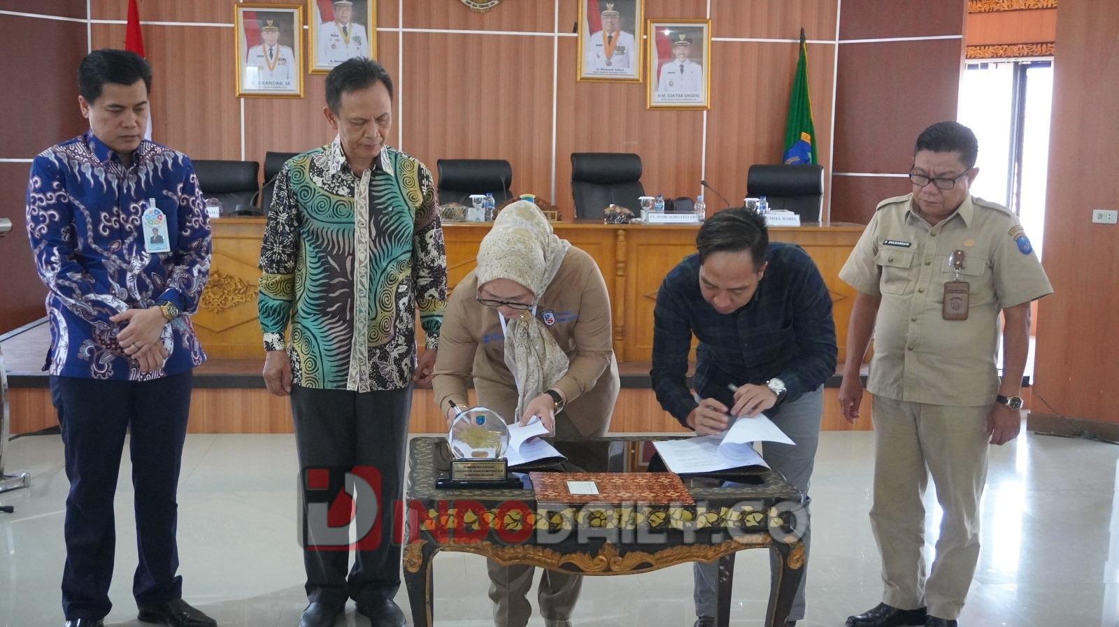 Penandatanganan perjanjian naskah kerjasama di Ruang Rapat Bende Seguguk I Pemkab OKI, Senin (6/2/2023)
