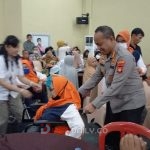 Kapolrestabes Palembang, Kombes Pol Mokhamad Ngajib saat memberikan bantuan kursi roda