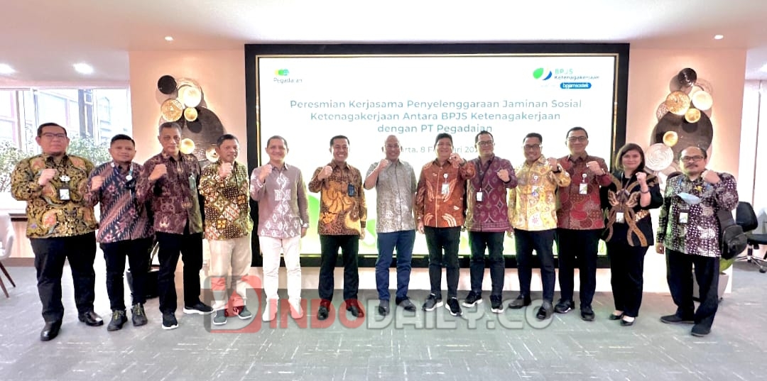 Penyerahan Kartu BPJS Ketenagakerjaan secara simbolis oleh Direktur Kepesertaan BPJS Ketenagakerjaan Zainudin dan Direktur Jaringan Operasi dan Penjualan PT Pegadaian Eka Pebriansyah kepada peserta yang melakukan pendaftaran melalui Pegadaian