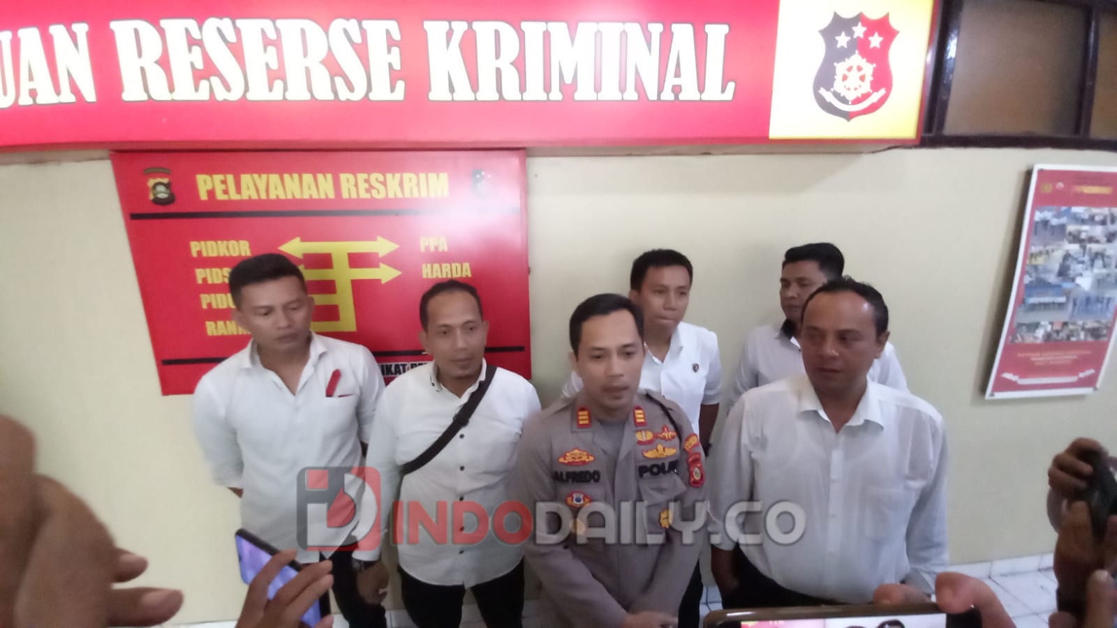 Kapolsek Alfredo Hidayat didampingi Kanit Reskrim, Iptu Riyadi