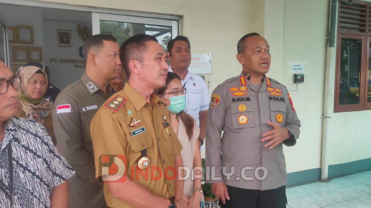 Sekda Kota Palembang, Ratu Dewa dan Kapolrestabes Palembang Kombes Pol Mokhamad Ngajib saat meninjau ketersediaan minyak goreng di Pasar Lemabang, Kelurahan I Ilir, Kecamatan Ilir Timur (IT) II Palembang, Selasa (07/2/2023)