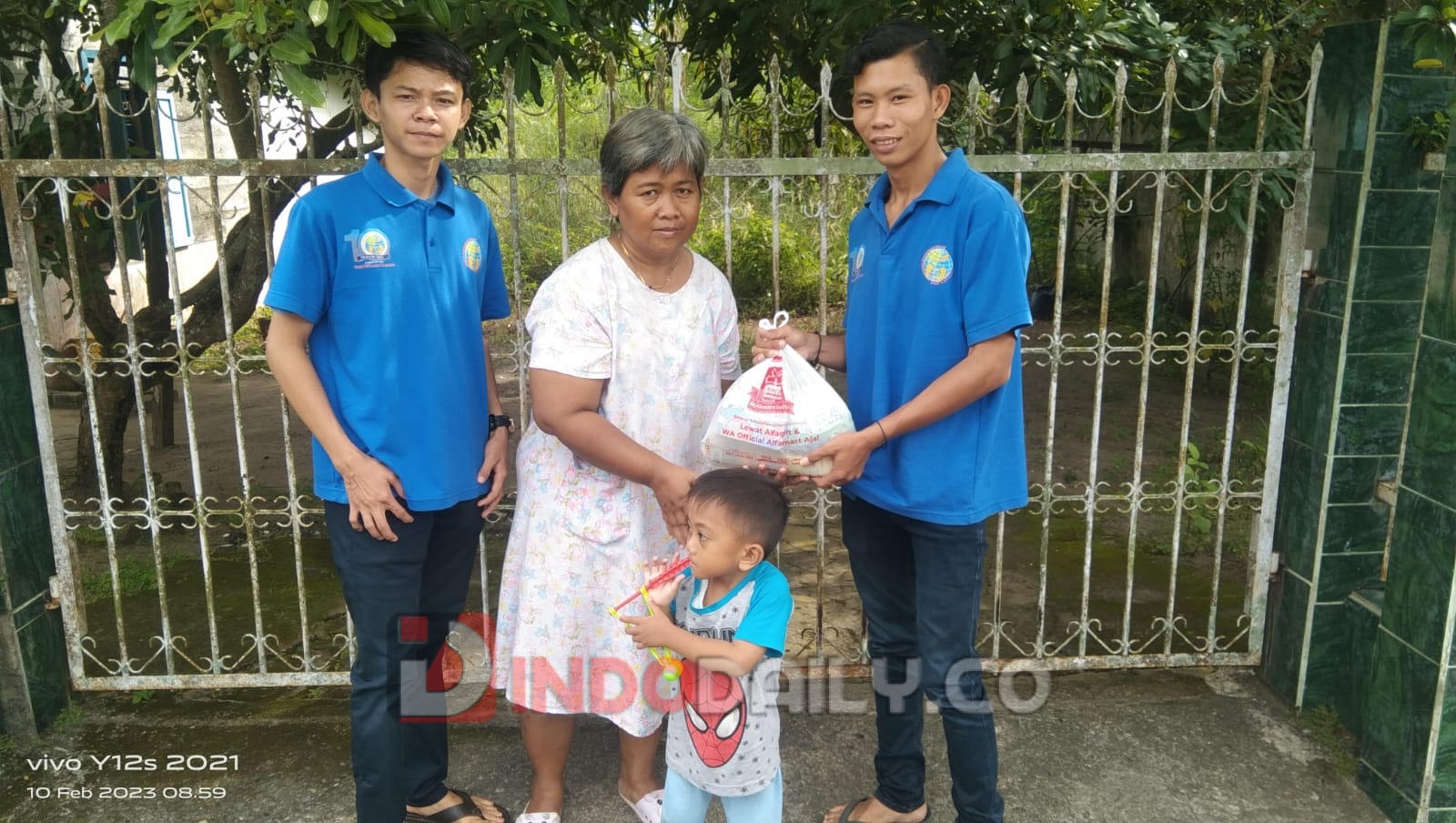 Pengurus daerah IWO Muba saat membagikan tali asih kepada nenek Aisyah, Jumat (10/1/2023)