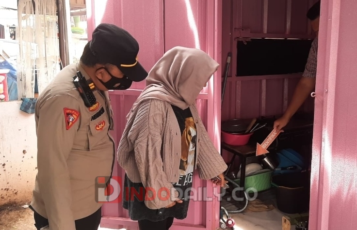 Polisi saat melakukan olah TKP