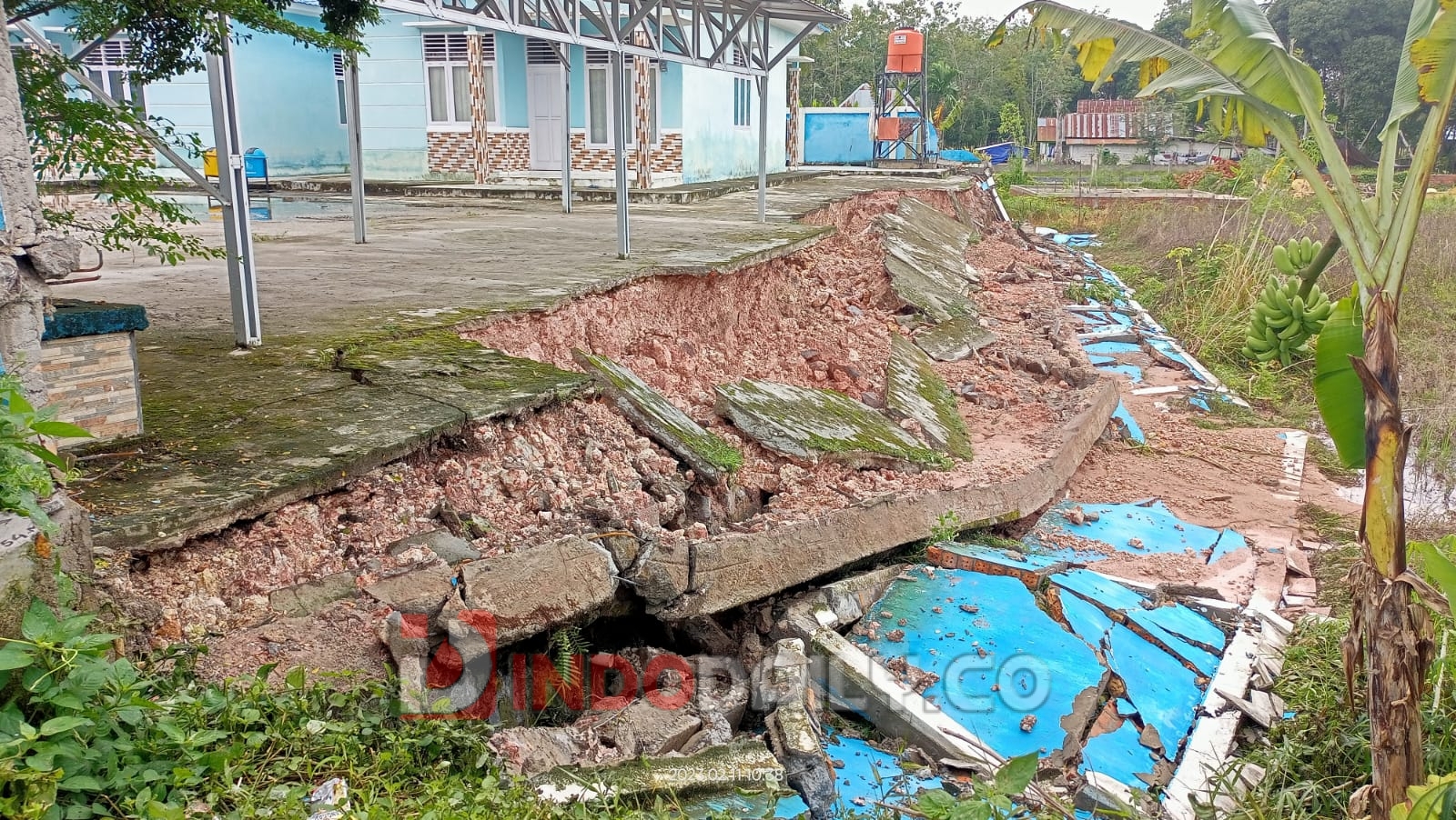 Pagar Puskesmas Celikah, Kabupetn OKI ambruk akibat hujan deras disertai angin kencang