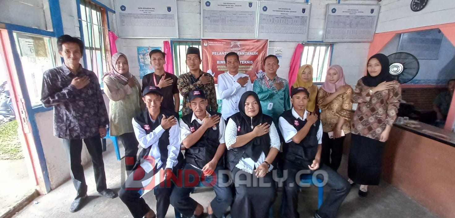 Ketua KPU Kabupaten OKI Deri Siswandi bersamai Komisioner KPU Kabupaten OKI usai pelantikan Pantarlih Kabupaten OKI