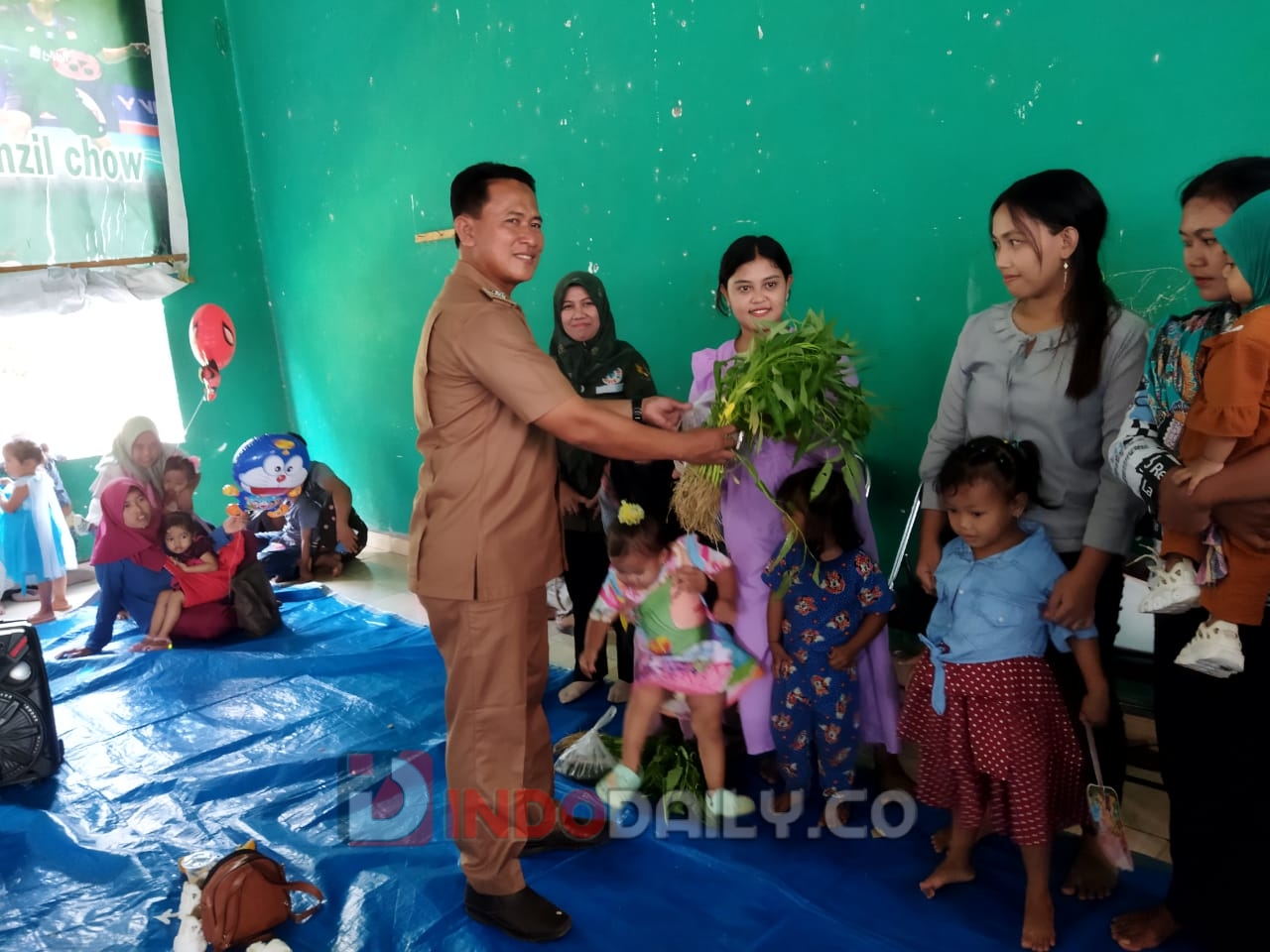 Pemdes Air Putih Ulu bagikan 300 Kilogram Ikan Lele dan 300 Ikat Sayu Kangkung, Senin (13/2/2023)