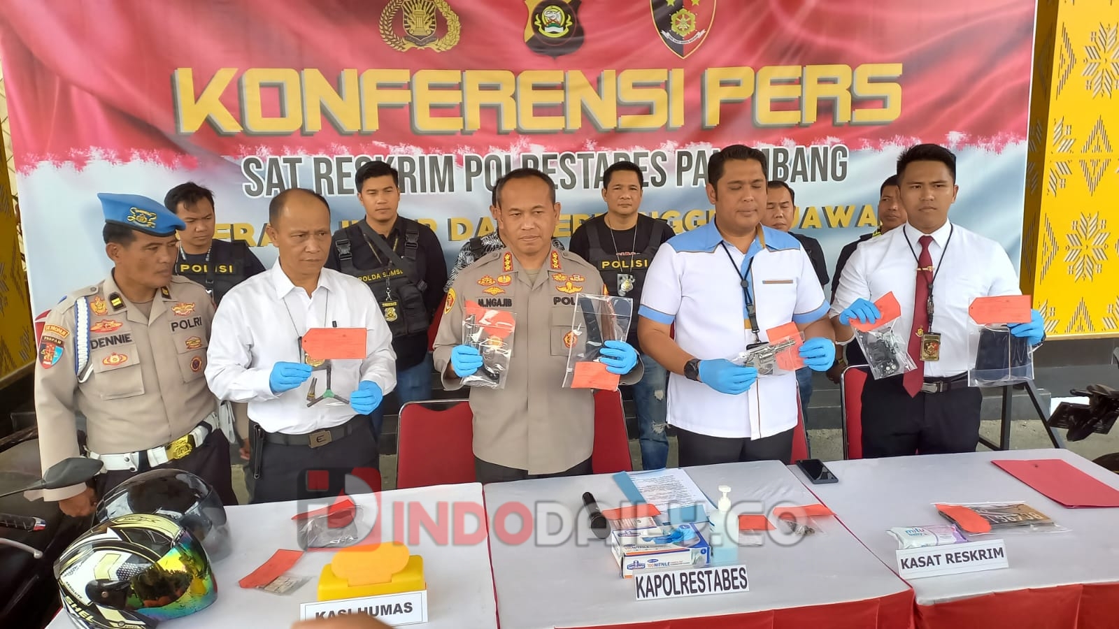 Kapolrestabes Palembang, Kombes Pol Mokhamad Ngajib didampingi Kasat Reskrim, AKBP Haris Dinzah saat konferensi pers, Senin (13/2/2023)