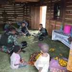 Satgas Yonif Raider 142/KJ saat komunikasi sosial ke rumah salah satu tokoh agama, Ilang Gombo, di Distrik Eragayam, Kabupaten Mamberamo Tengah, Provinsi Papua Pegunungan, Senin (13/02/2023)