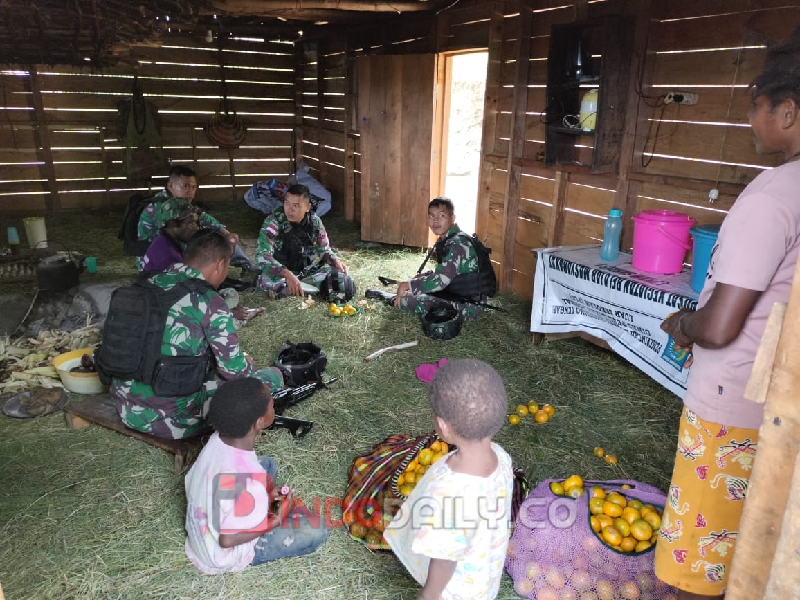 Satgas Yonif Raider 142/KJ saat komunikasi sosial ke rumah salah satu tokoh agama, Ilang Gombo, di Distrik Eragayam, Kabupaten Mamberamo Tengah, Provinsi Papua Pegunungan, Senin (13/02/2023)