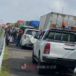 Ruas jalan tol Kayuagung-Palembang mengalami kemacetan panjang yang mengakibatkan terhambatnya aktivitas para pengguna jalan, Selasa (14/02/2023)