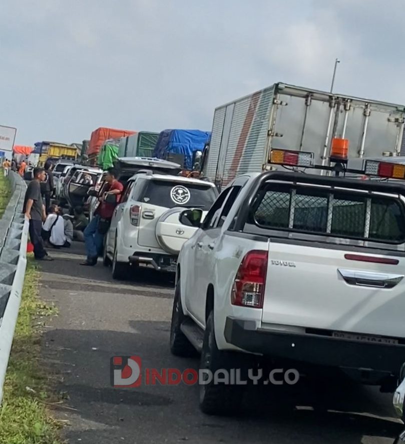 Ruas jalan tol Kayuagung-Palembang mengalami kemacetan panjang yang mengakibatkan terhambatnya aktivitas para pengguna jalan, Selasa (14/02/2023)