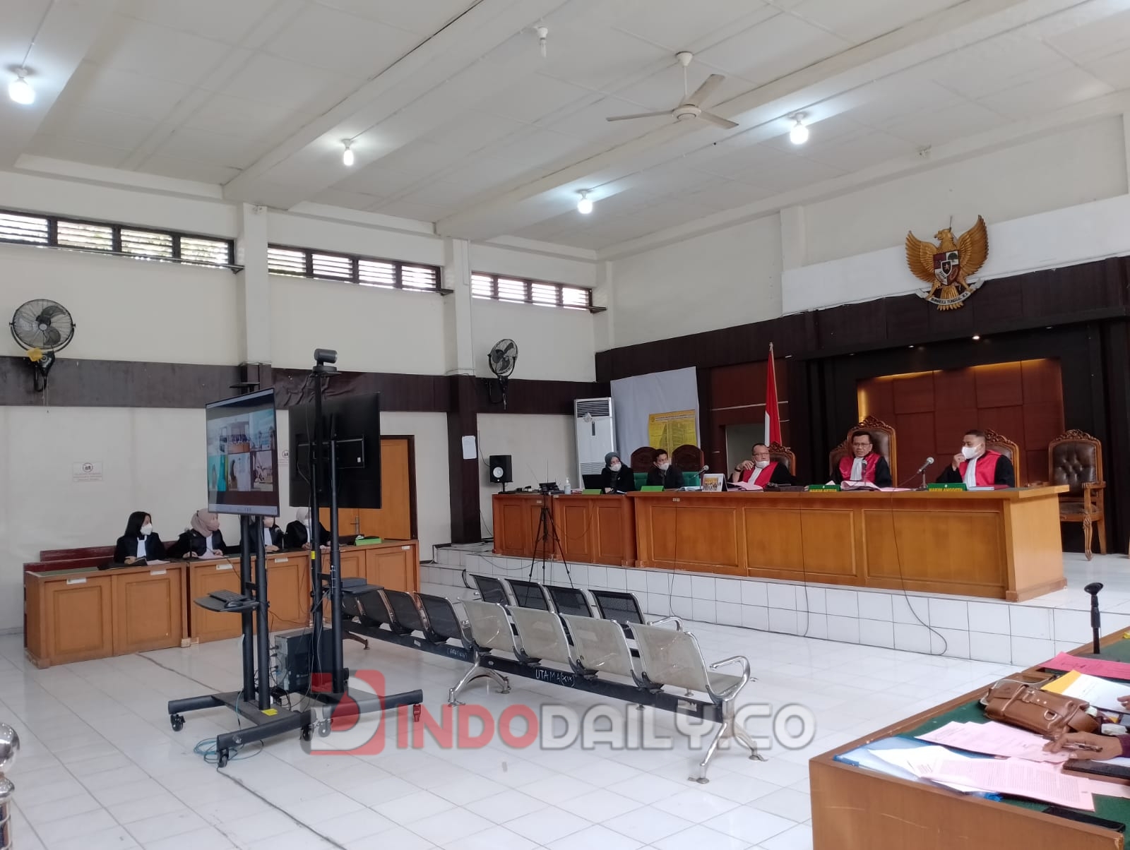 Tiga terdakwa yang terlibat dalam kasus dugaan kor