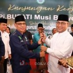upati Musi Banyuasin Drs H Apriyadi MSi saat pengukuhkan Pengurus Persatuan Keluarga Ogan Ilir (PAKOI) periode 2023-2026, Selasa (14/2/2023)