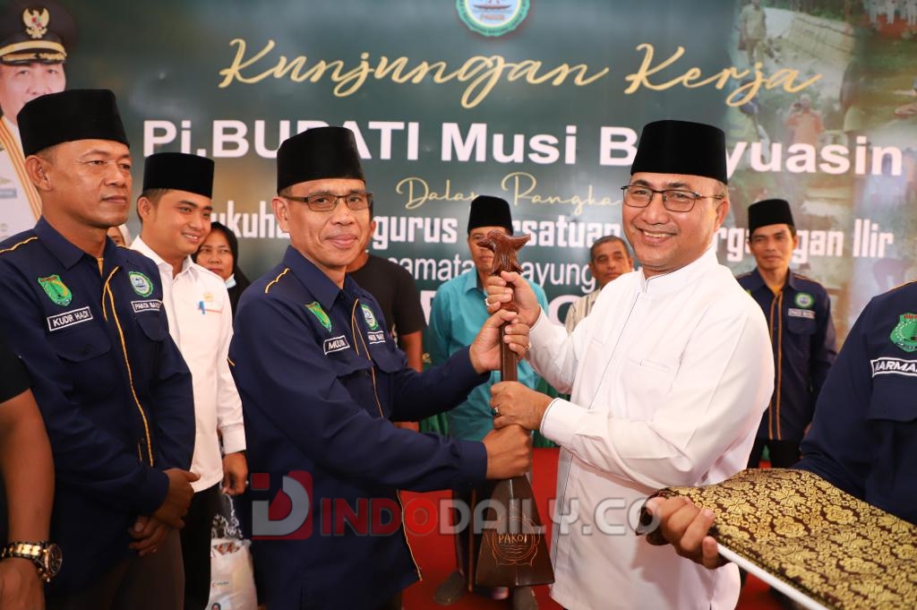 upati Musi Banyuasin Drs H Apriyadi MSi saat pengukuhkan Pengurus Persatuan Keluarga Ogan Ilir (PAKOI) periode 2023-2026, Selasa (14/2/2023)