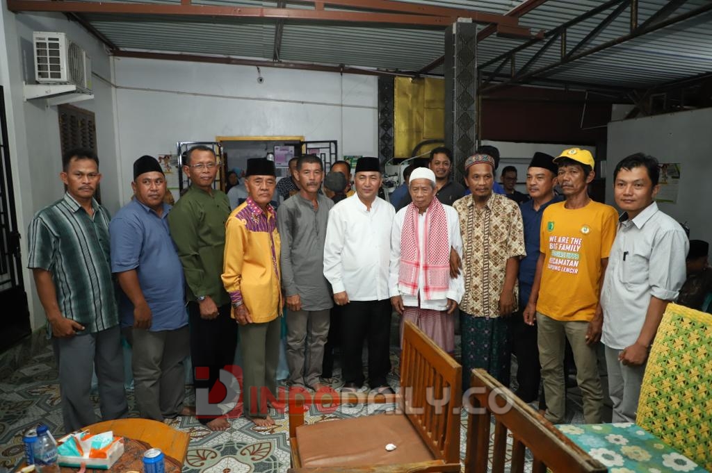 Puluhan warga dan Tokoh Masyarakat, Tokoh Agama serta Tokoh Pemuda di Desa Pangkalan Bayat Kecamatan Bayung Lencir, Senin (13/2/2023) malam berdialog langsung dengan Pj Bupati Apriyadi Mahmud