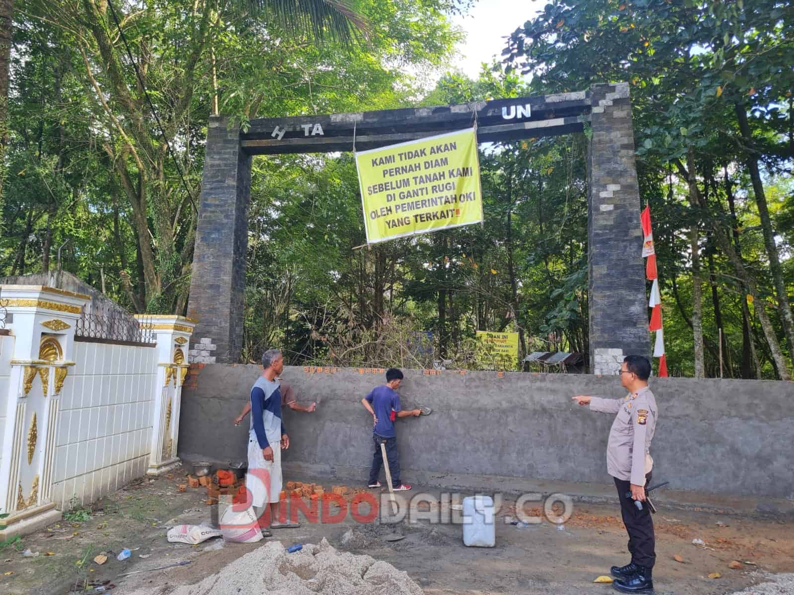 Pemblokiran akses jalan menuju hutan kota dan SMK Negeri 3 Kayuagung