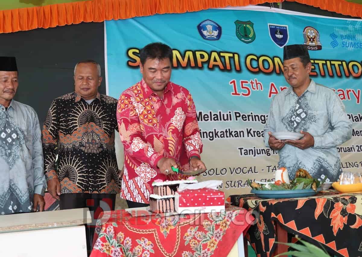 Kepala Dinas Pendidikan dan Kebudayaan (Kadisdikbud) kabupaten Musi Banyuasin Ir Iskandar Syahrianto menghadiri Hari Jadi SMP Negeri 4 Plakat Tinggi, Kamis (16/2/2023)