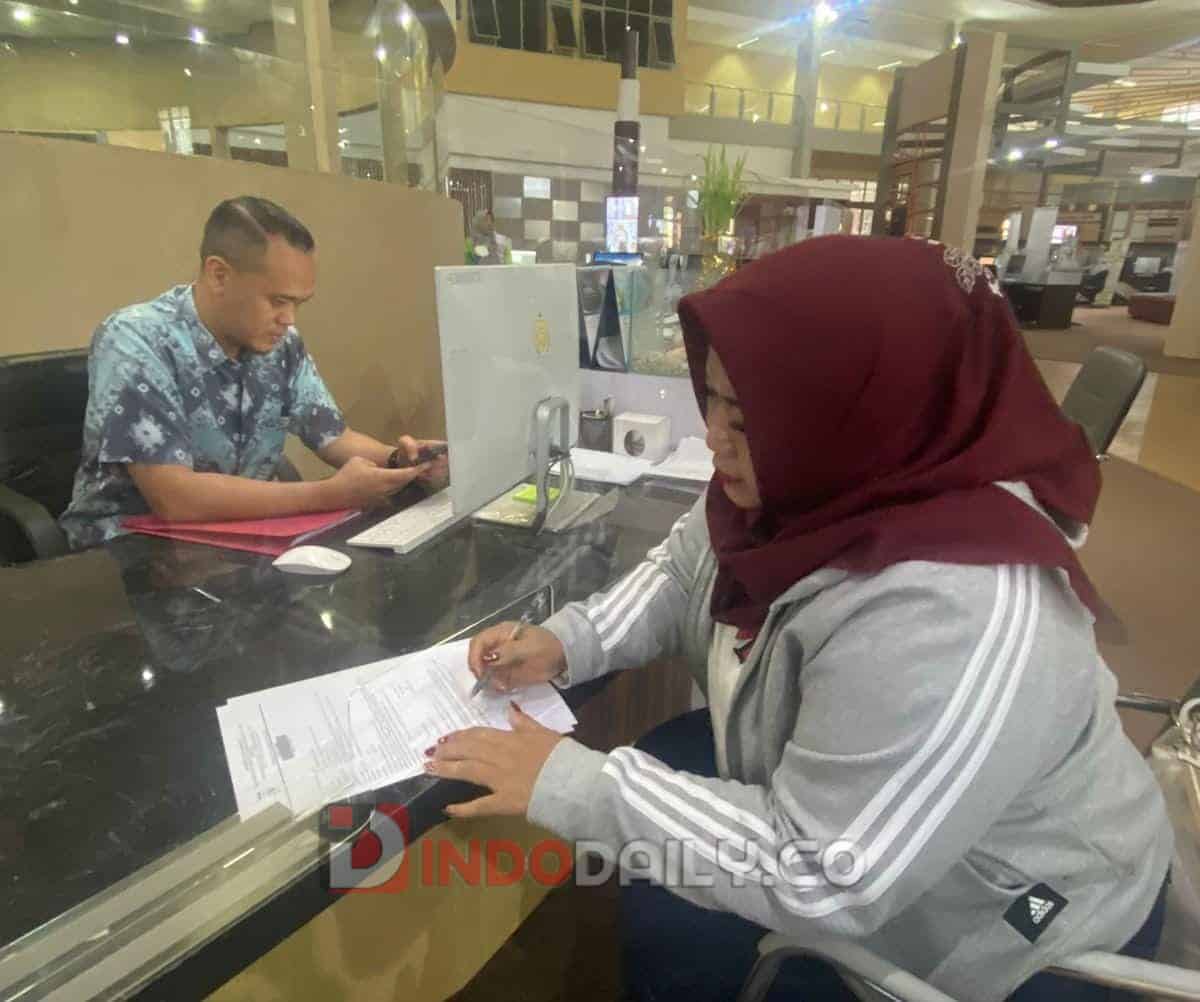 Berkas usulan pendaftaran LPK Lapas Perempuan Palembang yang dinyatakan lengkap, diterima oleh Loket Pendaftaran DPM PTSP Kota Palembang, Kamis (16/02/2023)