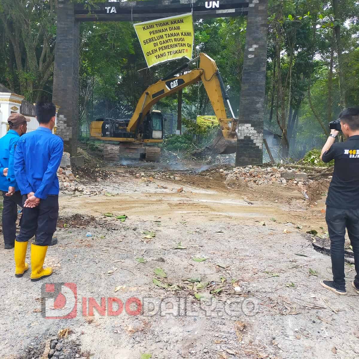 kondisi jalan Hutan Kota Kayuagung yang dittutup membuat warga tak bisa melintas