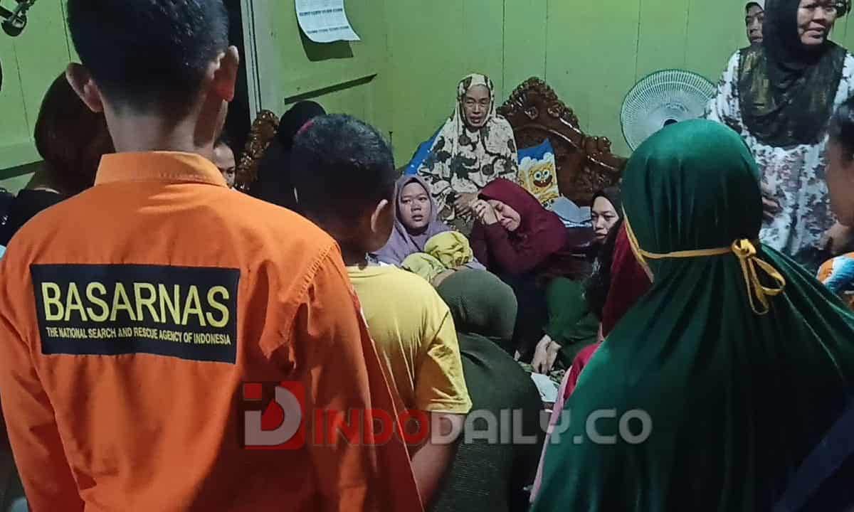 Prabowo (8) seorang bocah yang mandi di Sungai Musi Tenggelam Kel. 1 Ilir Kec. Ilir Timur ll Palembang, Kamis, (16/02/2023) akhirnya ditemukan  Tim SAR Gabungan dalam keadaan meninggal dunia