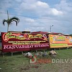 Puluhan karangan bunga dari berbagai elemen masyarakat membanjiri halaman Mapolres Ogan Komering Ilir.