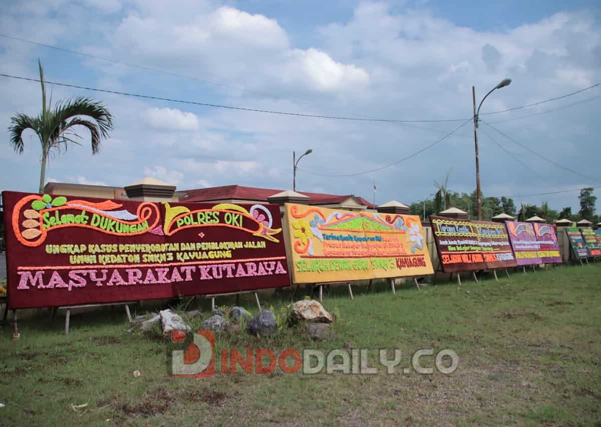 Puluhan karangan bunga dari berbagai elemen masyarakat membanjiri halaman Mapolres Ogan Komering Ilir.