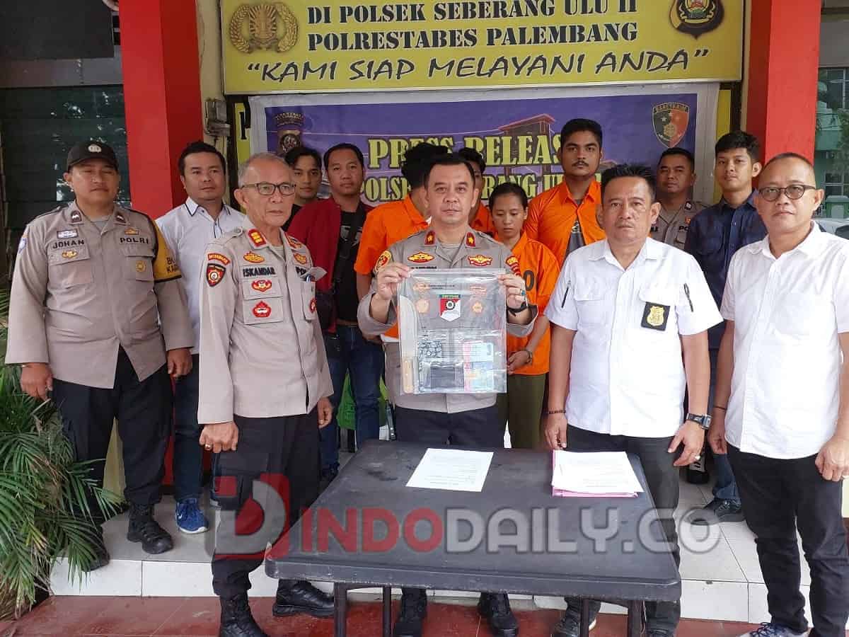 Unit Reskrim Polsek Seberang Ulu II Palembang saat menggelar konferensi pers