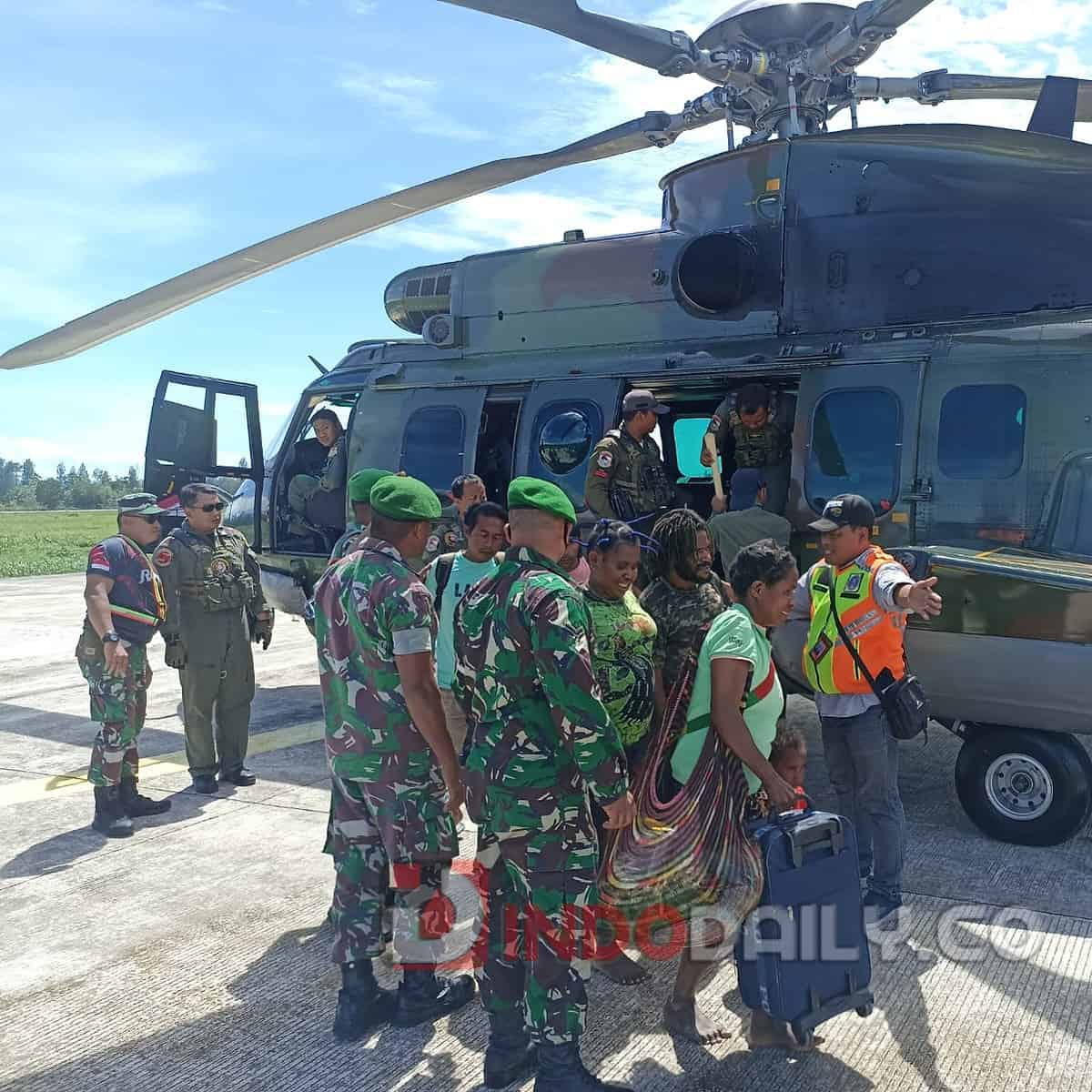 Aparat gabungan TNI Polri dipimpin langsung oleh Danrem 172/PWY Brigjen TNI JO Sembiring selaku Dankolaksops TNI saat mengevakuasi Warga Kampung Alama Nduga