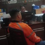 Adjri Rahmana (33) saat melapor ke Sentra Pelayanan Kepolisian Terpadu (SPKT) Polrestabes Palembang