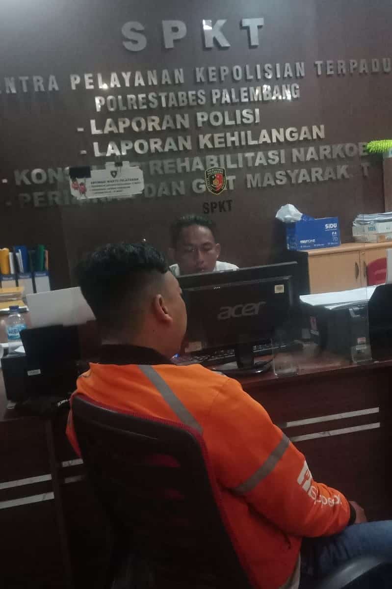 Adjri Rahmana (33) saat melapor ke Sentra Pelayanan Kepolisian Terpadu (SPKT) Polrestabes Palembang