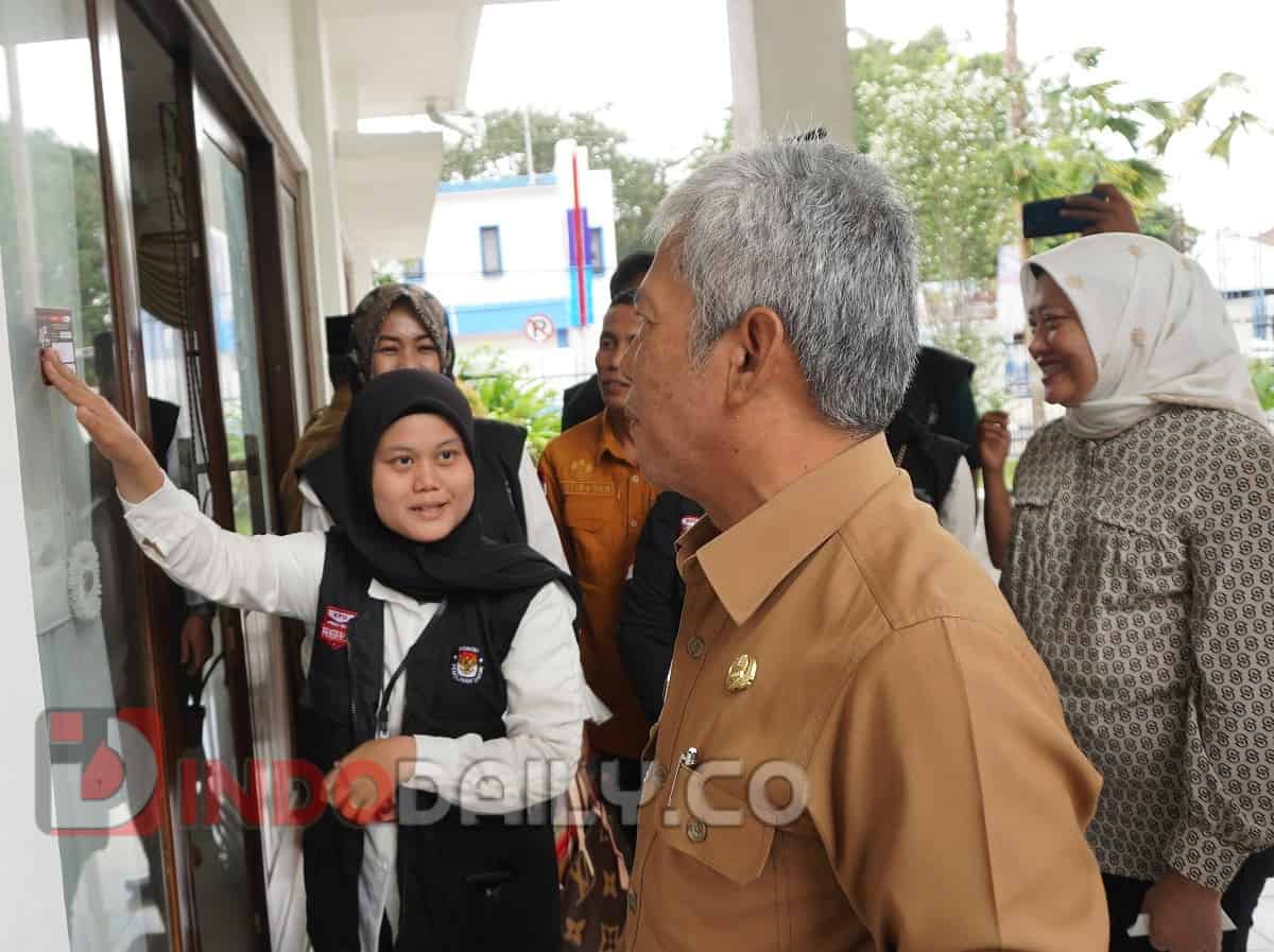 Bupati OKI H Iskandar SE bersama Pantarlih Kabupaten OKI usai coklit, di kediamannya, Selasa (21/2/2023)