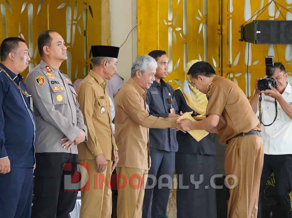Bupati Ogan Komering Ilir Iskandar didampingi Forkopimda menyerahkan Surat Keputusan besaran Dana Desa (DD), Alokasi Dana Desa (ADD), dana bagi hasil pajak, Retribusi Daerah dan Lelang Lebak Lebung Tahun 2023 kepada 327 Kepala Desa di OKI