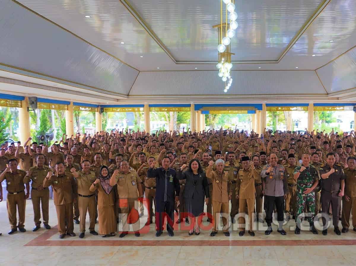 Bupati Ogan Komering Ilir Iskandar didampingi Forkopimda menyerahkan Surat Keputusan besaran Dana Desa (DD), Alokasi Dana Desa (ADD), dana bagi hasil pajak, Retribusi Daerah dan Lelang Lebak Lebung Tahun 2023 kepada 327 Kepala Desa di OKI