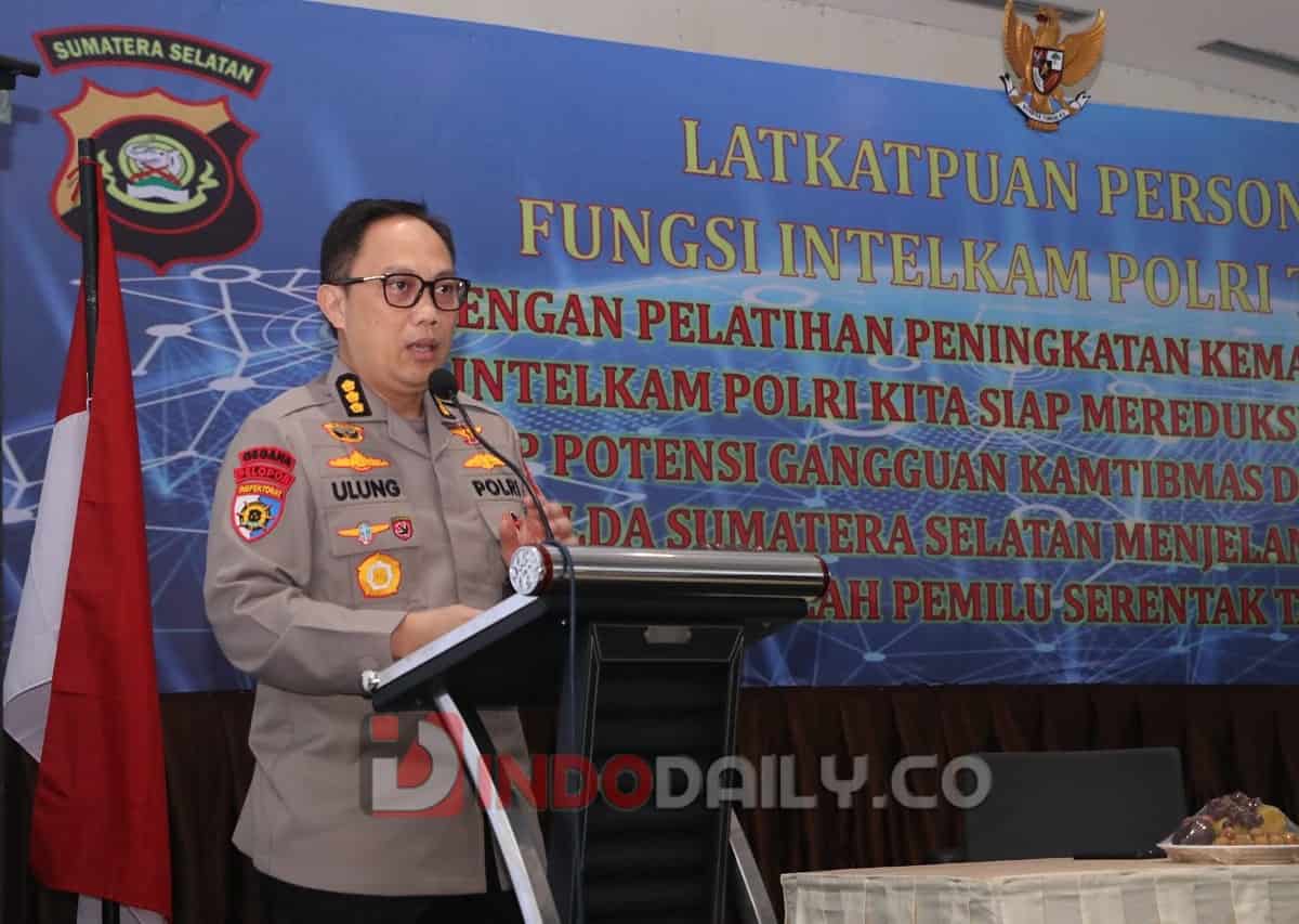 Irwasda Polda Sumsel Kombes Pol Ulung Sampurna Jaya SIK MH membuka pelatihan peningkatan kemampuan Personel Intelkam Polda Sumsel di Ballroom Emilia Hotel Palembang, Selasa (21/2)