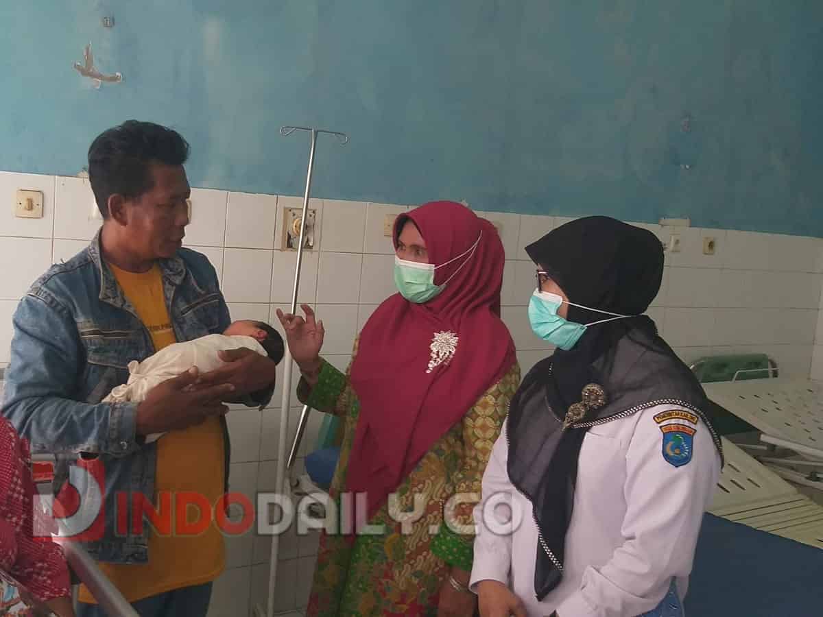 Wakil Ketua TP PKK Kabupaten Ogan Komering Ilir Hj Siti Rohani Dja'far Soddiq saat melakukan kunjungan ke Rumah Sakit Umum Daerah (RSUD) Kayuagung, Rabu, (22/02/2023)